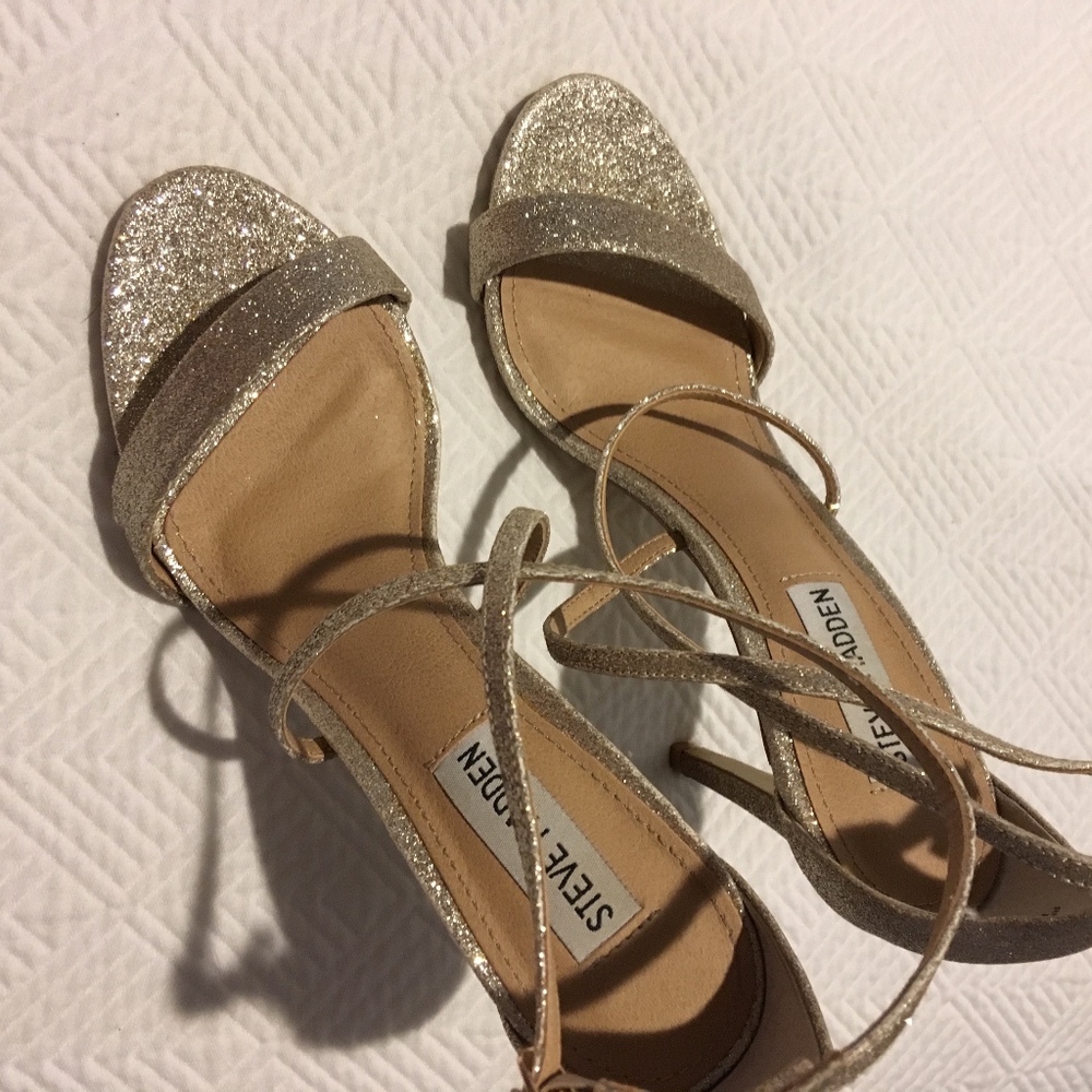 Steve Madden Feliz Gold Glitter Shoes Size: 7.5 M